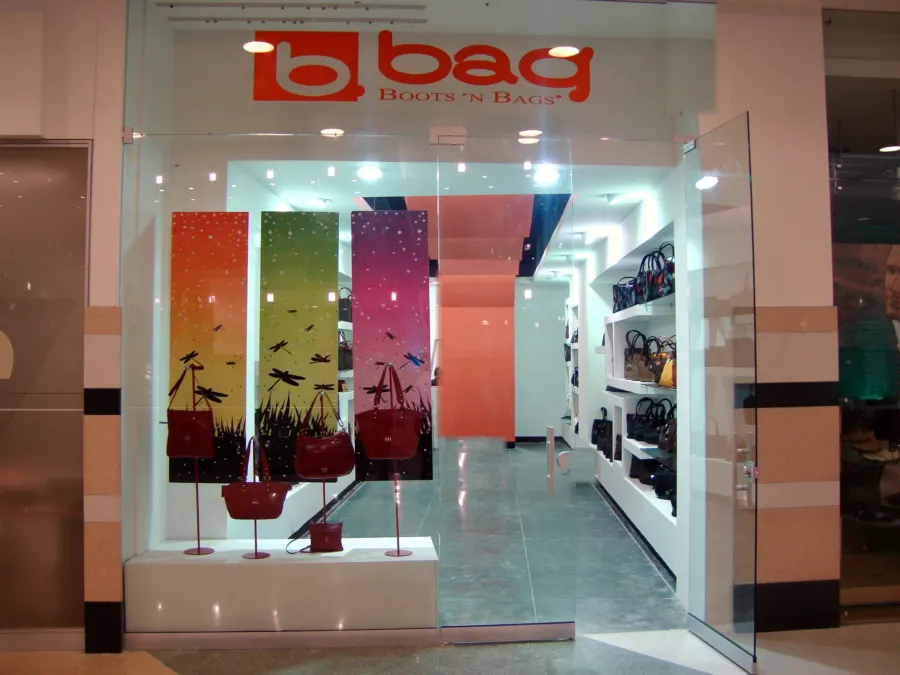 Bots & Bags - Fachada Comercial y Vitrina