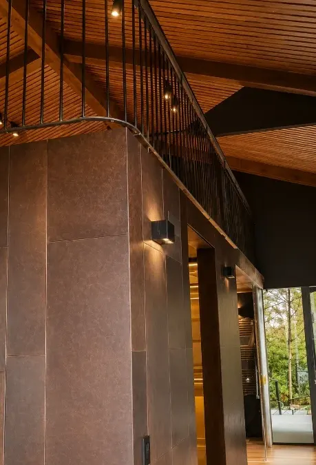 Club El Carmel — Mezzanine, Cielo en Madera e Iluminación Arquitectónica