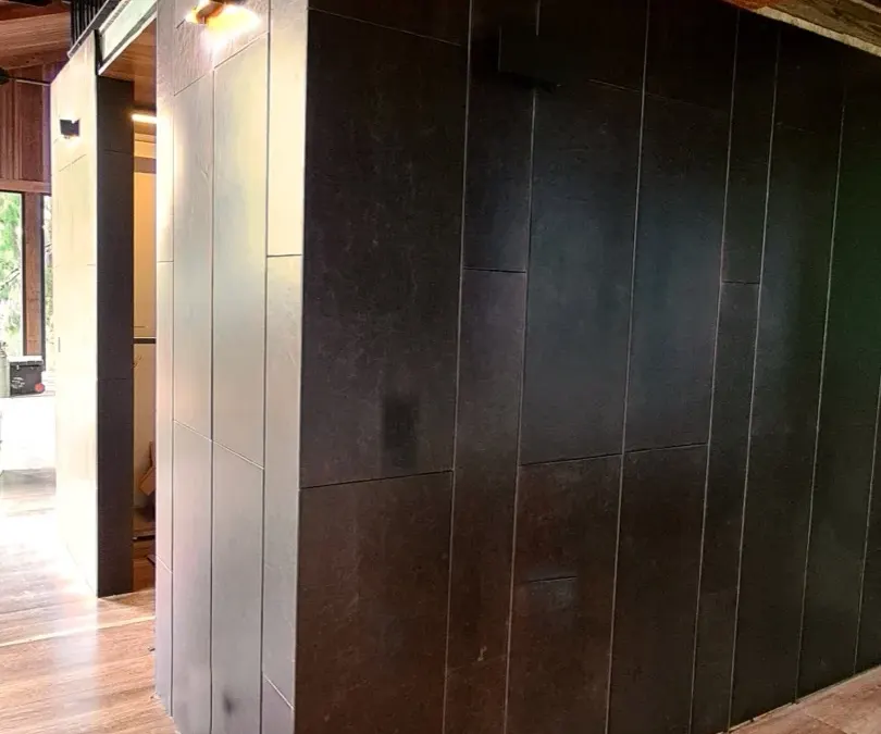 Club El Carmel — Detalle de Alero en Madera y Volumen en Piedra