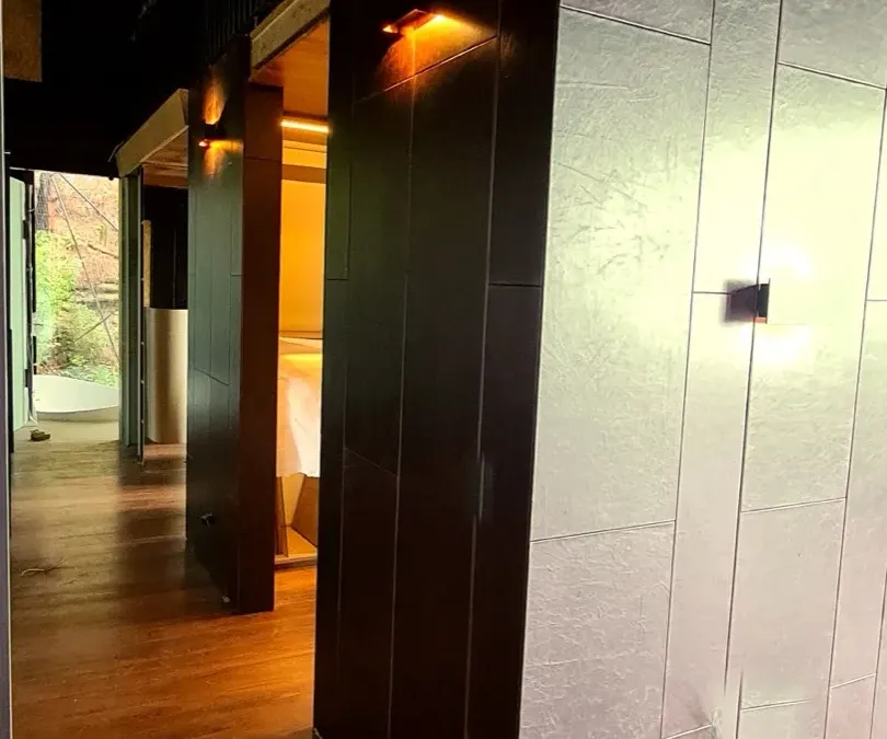 Club El Carmel — Circulación Interior y Revestimiento Texturizado