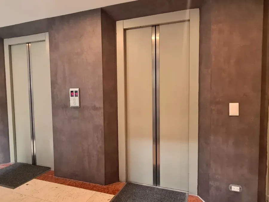 Club El Carmel — Hall de Ascensores y Acabados Especiales