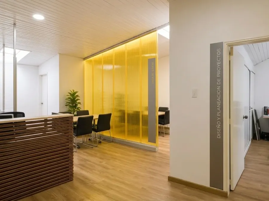 Oficinas Sistemas y Proyectos — Vista general de recepción, sala de juntas y planeación