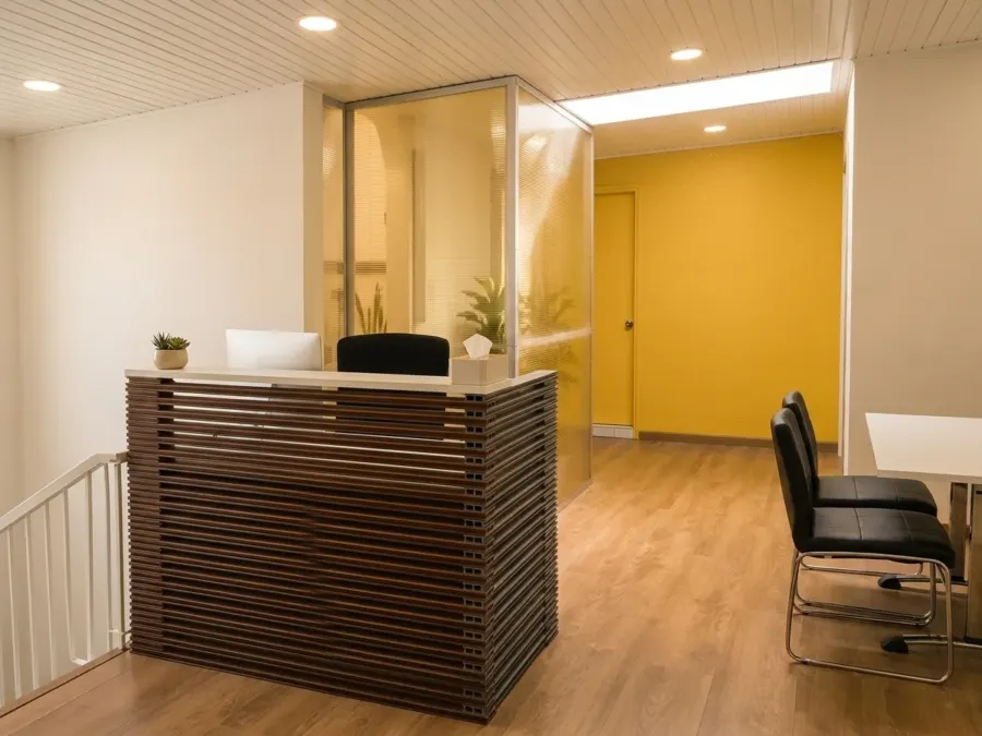 Oficinas Sistemas y Proyectos — Módulo de recepción en listones de madera y bloque