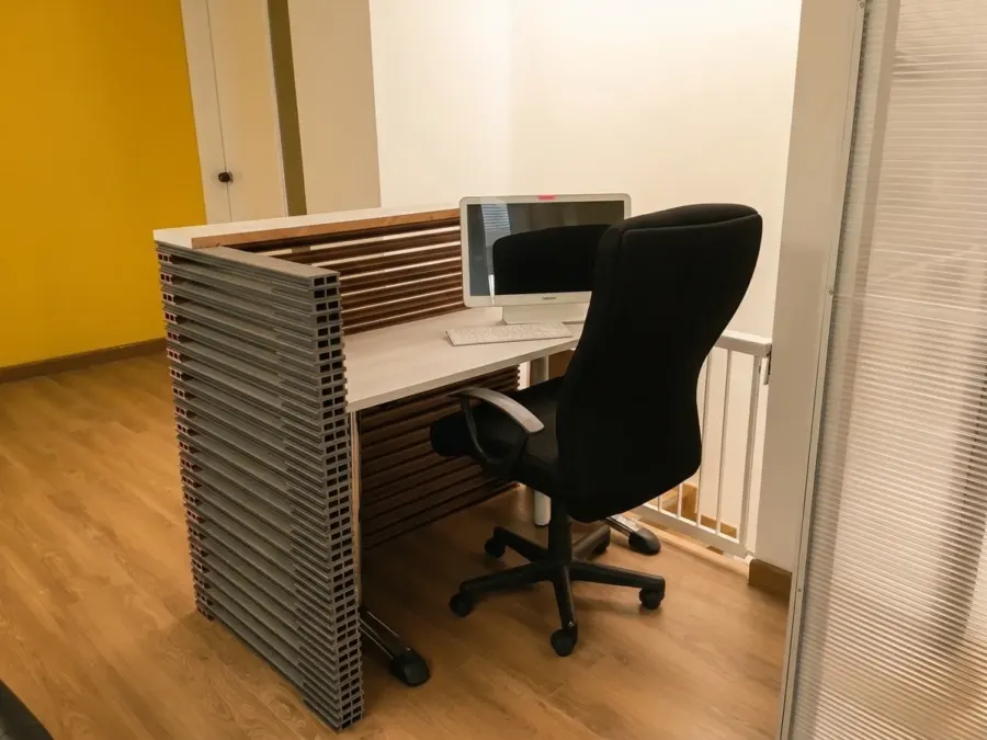Oficinas Sistemas y Proyectos — Detalle de puesto de recepción y acabados