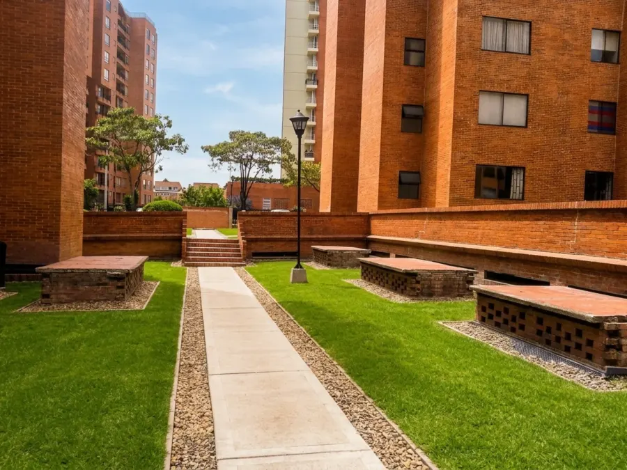 Urbanismo Lagos de Córdoba — Sendero peatonal central, iluminación y jardineras en ladrillo